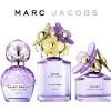 Marc jacobs daisy dream daze daisy dream daze bevat de zoete bloemengeur van zijdeachtige wisteria en sappige longan bessen die samen zorgen voor een dauwzachte frisheid die mooi blendt met de muskus voor een delicate, warme finish. 1