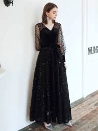 Lors d'un mariage, par exemple, seule la mariée (et éventuellement ses demoiselles d'honneur) est autorisée, si elle le souhaite, à porter une robe blanche. Robe De Bal Noire Col En V Une Ligne Manches Longues Polka Dot Tulle Paillettes Robes De Soiree Milanoo Com
