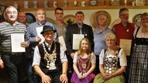 Die ludwig muss nichts kaschieren. Vater Und Sohn An Der Spitze Wasserburg