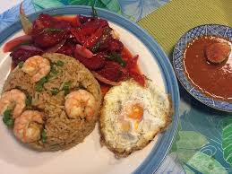 Nasi goreng with chicken, egg and prawn cracker nasi goreng, literally meaning fried rice in indonesian and nasi goreng ayam indonesian recipe. Resepi Nasi Goreng Usa Ala Kedai Tomyam Iluminasi