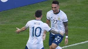 He plays as a striker for italian club internazionale and the argentine national team. Martinez Der Stier Aus Bahia Blanca Dfb Deutscher Fussball Bund E V