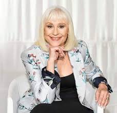 En el día de hoy se conoció la triste noticia del fallecimiento de raffaella carrá.la artista italiana responsable de grandes éxitos, que logró llegar a hollywood y conquistó latinoamérica con un carisma único y un estilo propio que la volvieron íconos del pop mundial y la convirtieron en una de las performers más singulares. Raffaella Carra Publicaciones Facebook