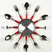 Gambar jam dinding yg unik / yg angka2 berantakan di dinding, jam domino dan bbrp lainnya pasti bingung ngeliatnya pas awal2. Pengen Suasana Kamar Kost Atau Rumahmu Jadi Beda Memasang Jam Jam Dinding Unik Ini Adalah Solusinya