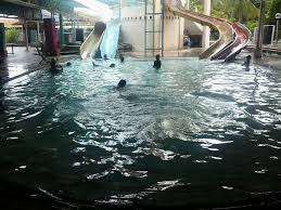Kota surabaya memiliki banyak sekali tempat wisata air berupa kolam renang yang bisa kamu kunjungi. Foto Kolam Renang Hotel Sendang Sari Batang