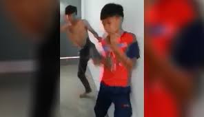 Mangsa telah dibuli seramai 8 orang pelajar tingkatan 5 hingga menyebabkan. Video Terlibat Dalam Video Kes Buli Bapa Serah Anak Kepada Polis Sabah Post
