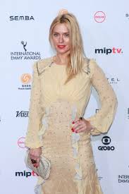 Basta ela colocar o seu pezinho nas ruas e ser fotografada que o meu. Carolina Dieckmann 44th International Emmy Awards In New York Gotceleb