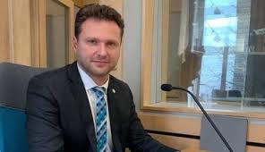 Od října 2013 je poslanec, od ledna 2017 do října 2017 byl prvním místopředsedou. Radek Vondracek 1989 Seznam Cz