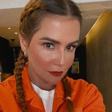 At 10 years, staged her first spectacle, brincando de era uma vez; Deborah Secco Dedesecco Instagram Stories