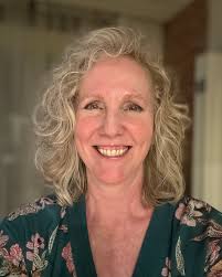 All our finished moulding is sanded twice, first with a machine and then by  hand after stain and sealer has been applied. This is the secret to  creating our stunning, durable finishes.