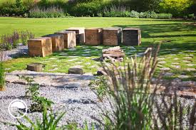 Cimelice Zahrada S Houpackou Atelier Flera Napady Na Zahradni Design Prirodni Zahrada Zahrada