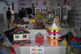 Kullanılmayan seyyar merdivenden kitaplık yapımı. Cocuklar Teknoloji Tasarim Dersiyle Yeteneklerini Gelistirdi