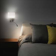 Nella maggior parte dei casi applique moderna viene considerata quella lampada dalle forme minimaliste create attraverso l'utilizzo di materiali quali il vetro trasparente unitamente all'acciaio che si può facilmente conformare a qualsiasi ambiente. Fabas Luce Applique Da Parete A Led Per Camera Da Letto Con Braccio Lungo Orientabile Collezione Vietri