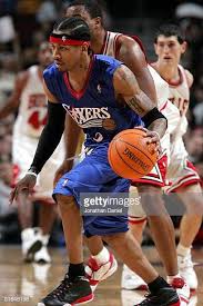 Visualizza altre idee su pallacanestro, allen iverson, dwyane wade. Allen Iverson Of The Philadelphia 76ers Drives Upcourt Against The Chicago Bulls During A Game On December 10 Allen Iverson Basketball Photography Nba Players