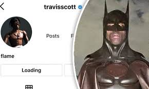 Travis scott foi para instagram ontem à noite, onde ele compartilhou sua fantasia incrivelmente elaborada de batman, que combinava com seus veículos marrons. Travis Scott Deletes Instagram Account To Focus On Family