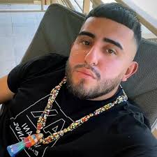 El wey que esta en misa y anda mirando culos