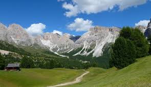 Seceda (nl) montagna della val gardena, nelle dolomiti (it); Uber Den Col Raiser Auf Die Seceda Wanderung Almen Im Grodnertal Naturpark Puez Geisler Bei St Christina Groden Dolomiten Sudtirol