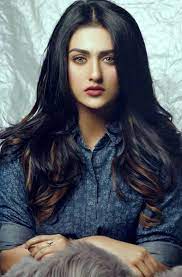 Sie hat schwestern namens sarah und aisha khan, die beide schauspielerinnen sind. Facebook