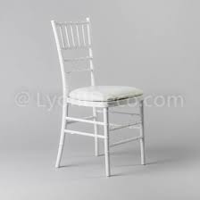 Les chaises sont celle que vous voyez sur les photos. Location Chaise Chiavari Blanche Avec Assise En Simili Cuir Blanc
