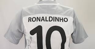 Ronaldinho barcelona trikot → umfangreicher produkttest top ronaldinho barcelona trikot beste angebote: Eine Fussballlegende Fur Charity Sammlerstucke Von Ronaldinho
