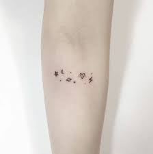 50 Kleine Tattoos Frauen Die Schonsten Motive Mit Bedeutung In 2020 Minimal Tattoo Tattoos For Women Tiny Tattoos