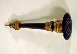 Alat musik gamelan ini tergolong paling populer di pulau dewata bali, kebanyakan dari kesenian tari diiringi dengan gamelan, bahkan pertunjukan wayang inovatif sekarang ini diiringi oleh gamelan, termasuk juga dalam kegiatan upacara keagamaan. 10 Alat Musik Tradisonal Bali Beserta Perkembangannya Lengkap