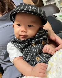 補#0806 #四個月收涎很快的小屁綸也滿4個月了，在準備收涎一直思考要用傳統的還是創新的，後來決定兩種都用（小朋友才做選擇🤣）