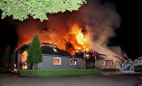 Het vuur zou volgens een buurtbewoner zijn ontstaan op een dakterras. Brand Verwoest Deel Woonboerderij Foto Bd Nl