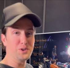 Posibles canciones del Can't get enough tour I CAN'T GET ENOUGH WAVES WE  ARE INVISIBLE NOTHING EVEN MATTERS ELEVATE PARALYZED ANY KIND OF GUY SONG  FOR YOU WEEKENDS ASK YOU TONIGHT