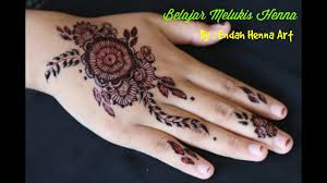 Secara sekilas, desain henna ini tampak mudah ditiru. Belajar Henna Tangan Simple Mudah Di Ikuti Oleh Para Pemula Youtube
