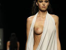 Oben ohne«-Urteil in Berlin: Kommt mit nackten Brüsten endlich klar! -  Kommentar - DER SPIEGEL