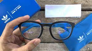 Cermin mata terapi d' mata dibuat khusus untuk mereka yang memakai cermin mata atau kanta sesentuh (contact lens) kerana rabun jauh, rabun dekat, dan astigmatism (silinder). Tip Memilih Cermin Mata Yang Sesuai Afiq Halid
