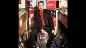 Yassine dahbi était connu pour angelina, un tube du début des années 90 signé chez ariola/bmg, décroché avec son groupe psy. P S Y