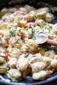 Noquis De Salmon Con Salsa De Queso Crema Carrusel De Cocina Gnocchis Gnocchi Recettes Poissons Et Fruits De Mer
