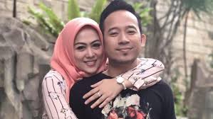 Kehamilan di luar rahim, yang dalam bahasa medis disebut dengan kehamilan ektopik, merupakan suatu kondisi kehamilan yang tidak normal di mana janin jika ditemukan tanda bahaya tersebut, ibu hamil harus segera dibawa ke fasilitas kesehatan terdekat untuk mendapatkan penanganan. Istri Denny Cagur Hamil Ektopik Yuk Kenali Ciri Cirinya