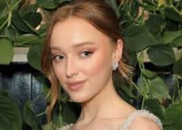 2020'de netflix'te yayımlanmaya başlayan ve çok sevilen bridgerton dizisinde daphne. Phoebe Dynevor Husband Boyfriend Height Net Worth Looks Like