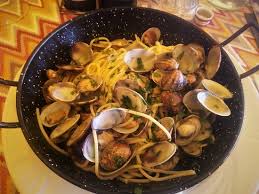 Nel frattempo pulite le vongole e le cozze, seguendo le nostre indicazioni. La Ricca Padella Degli Spaghetti Con Le Vongole Foto Di Terrazza Mare Cavallino Cavallino Treporti Tripadvisor