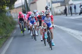 La puissance publique, les sponsors, les journalistes, les organisateurs, les hôtesses, la sécurité. Tour Du Haut Var Thibaut Pinot S Impose Au Faron Et S Adjuge Le General L Equipe