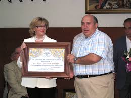 Herrero recibe el galardón de la Asociación de Artesanía y Cerámica de  manos de Roberto Perea.