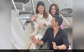 Akshay kumar's son goes by the name aarav bhatia and was born on 15th september 2002. Akshay Kumar Jacqueline Fernandez And Nushrratt Bharuccha Fly To Ayodhya For Ram Setu