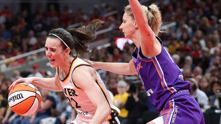 Caitlin Clark reacts after a physical on-court encounter, do AI tạo