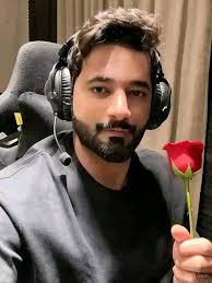 How can this man be so so pretty.. ❤️🫠 The eyes are something else 😍