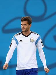 Es un futbolista que se desempeña como volante central, y su equipo actual es el real madrid de españa. Pin On Men S Fashion