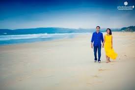 Outdoor Pre Wedding Photo Shoot By The Beach Dressed In Smart Casual Outfits Pre Wedding Photoshoot Beach Pre Wedding Poses Pre Wedding Photoshoot
