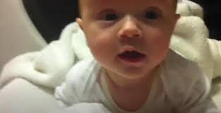 Mein papa kommt / meine mama kommt rückenwind für getrennt erziehende eltern wir vermitteln bundesweit kostenfreie übernachtungen und spielzimmer am tag bei ehrenamtlichen gastgeber*innen am wohnort des kindes, und stärken sie mit einer pädagogischen elternberatung. Mama Lasst Lachelndes Baby Bei Papa Aber Als Sie Nach Hause Kommt Ist Das Gesicht Des Babys Nicht Wiederzuerkennen