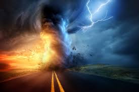 Automobily mrštilo proti domům, místní kostel je bez střechy. Pruvodce Jak Se Chovat Pri Tornadu Co Delat A Jak Prezit Tornado