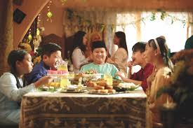Kita mesti ada mak cik mak cik yang kalau bab membandingkan anak mesti dia juara. Netflix Ajar 15 Cara Untuk Jawab Soalan Panas Mak Cik Bawang Menjelang Hari Raya Nanti