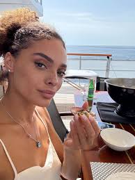 SIENNA EVANS (@sienna.evans) • Instagram photos and videos