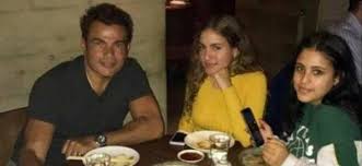 يتساءل كثير من محبي الهضبة عمرو دياب عن وضع زوجته الأخيرة ، وما إذا كانا سبب السؤال هو الظهور الدائم لـ عمرو دياب مع زوجته دينا الشربيني، في كل المناسبات الفنية أو الشخصية. Ø¥Ù†ÙØµØ§Ù„ Ø¹Ù…Ø±Ùˆ Ø¯ÙŠØ§Ø¨ ÙˆØ²ÙˆØ¬ØªÙ‡ Ø§Ù„Ù‰ Ø§Ù„ÙˆØ§Ø¬Ù‡Ø© Ù…Ù† Ø¬Ø¯ÙŠØ¯ ÙˆØ§Ù„Ø³Ø¨Ø¨ ØµÙˆØ±Ø©