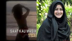 Kepada venna melinda, umi pipik mengaku bahkan ia menyembunyikan fakta tersebut dari keluarganya. Tampil Seksi Dan Bertato Benarkah Wanita Ini Potret Lawas Umi Pipik Saat Masih Jadi Artis