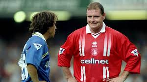 Ist vor paul gascoigne jemals jemand ein nationalheld und ein toter millionär geworden, indem er geweint hat? Als Paul Gascoigne Den Mannschaftsbus Von Middlesbrough Crashte